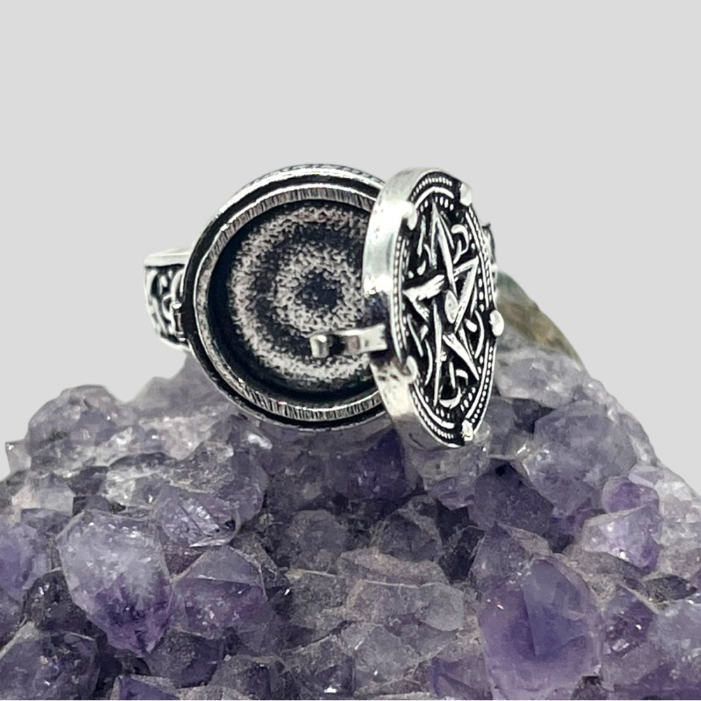 Star Poison Ring - Picture 2 of 5